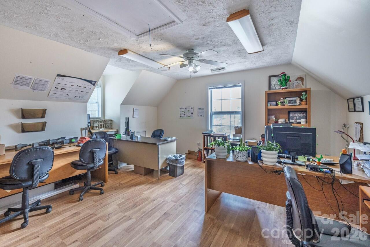 Listing Photo 11