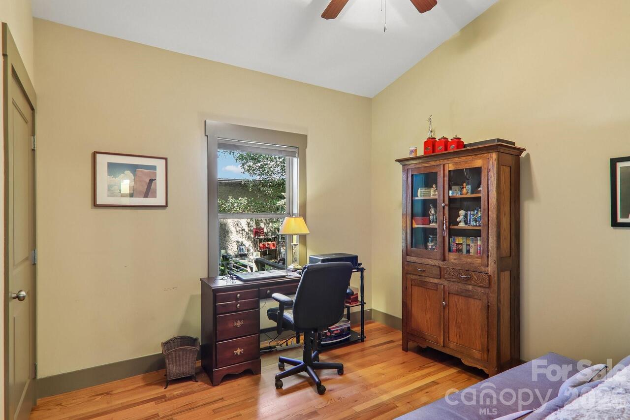 Listing Photo 16