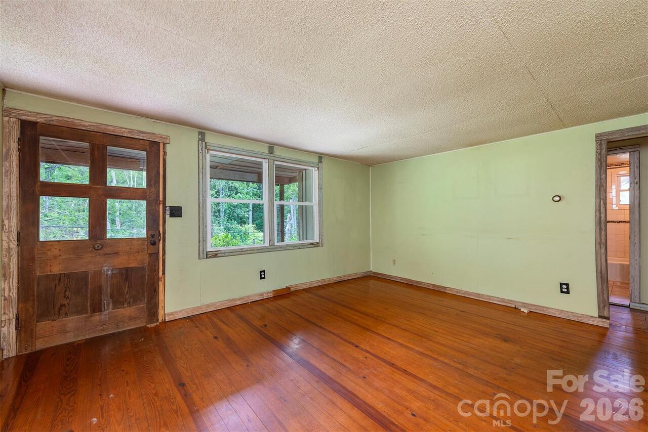 Listing Photo 12