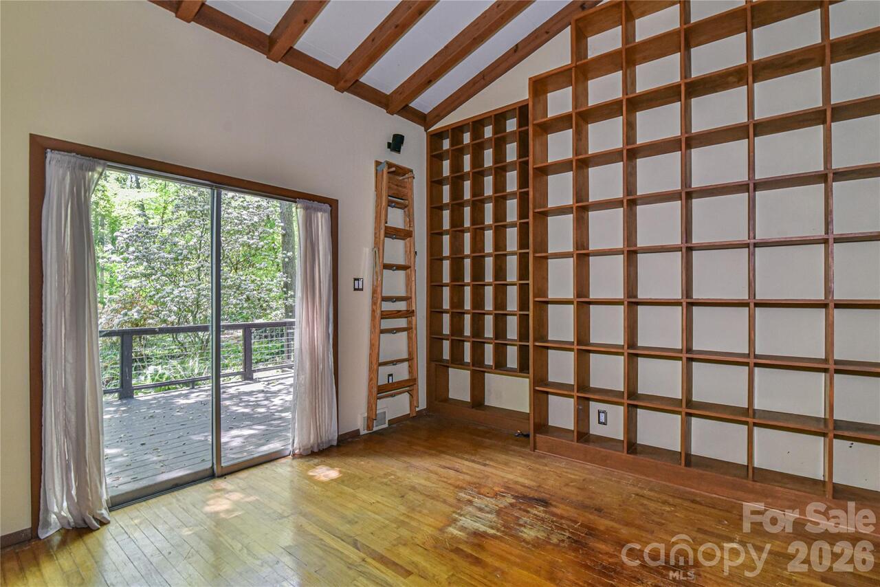 Listing Photo 11
