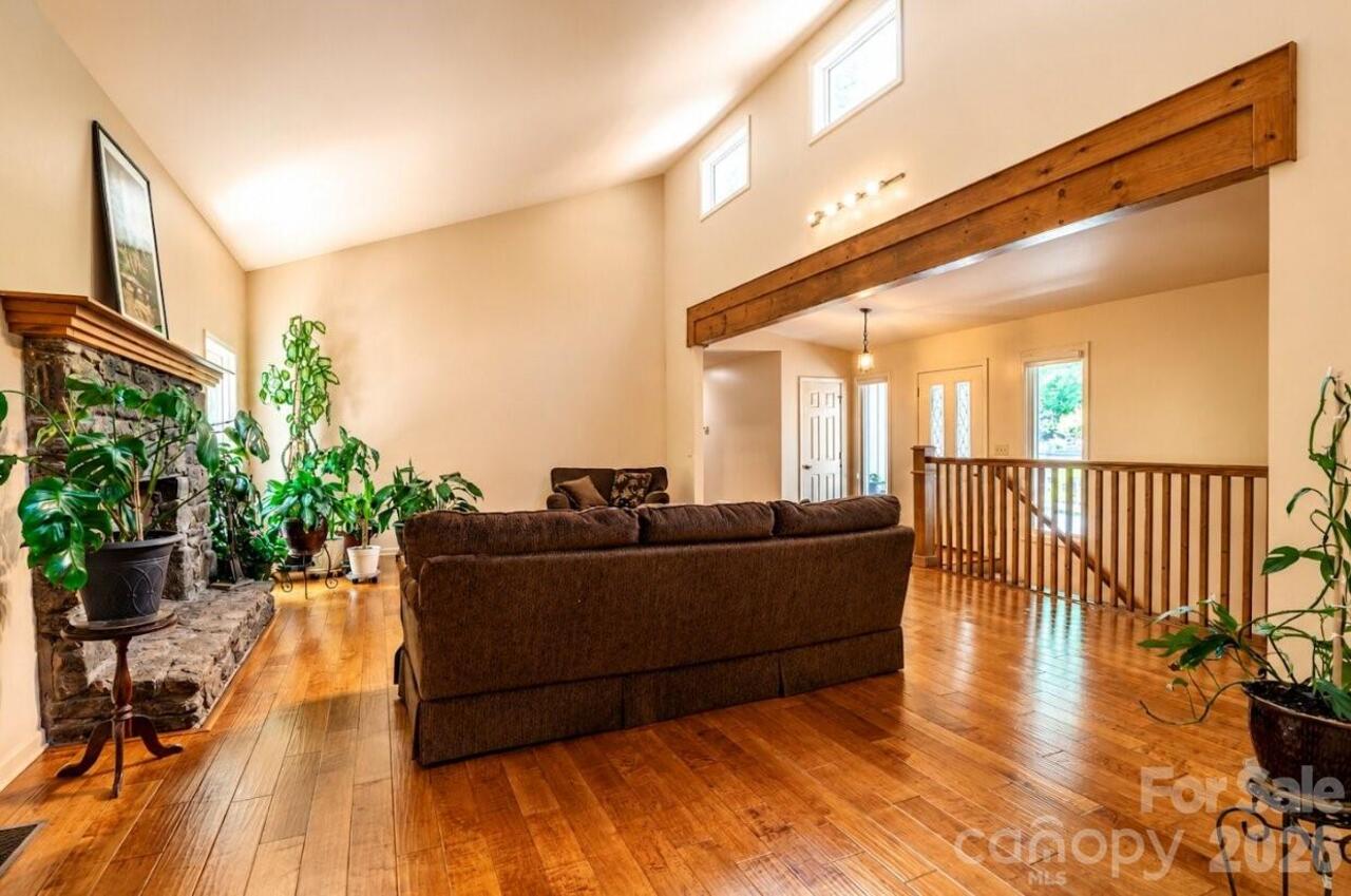 Listing Photo 12