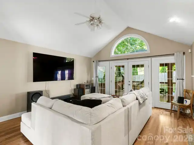 Listing Photo 9