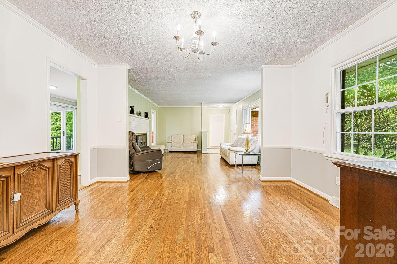 Listing Photo 11