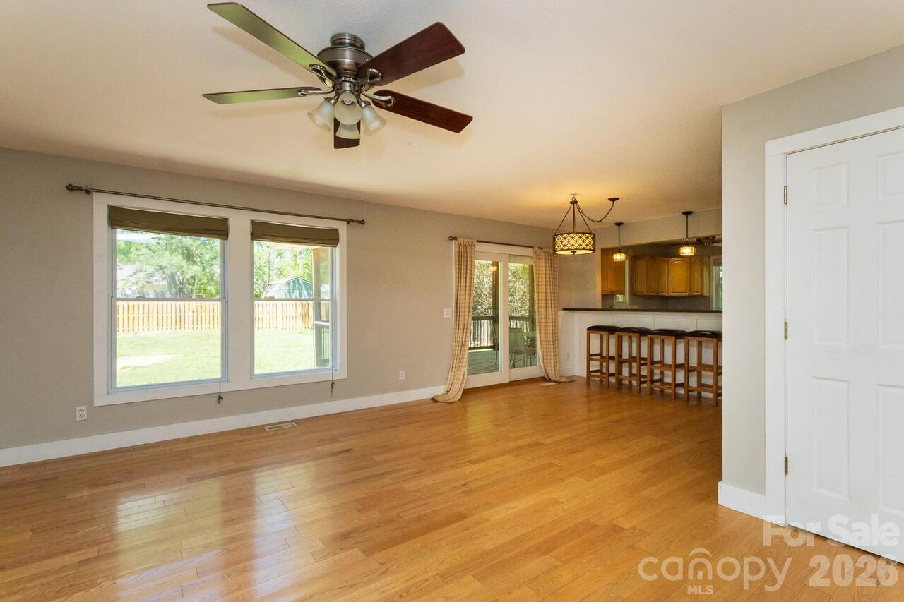 Listing Photo 12