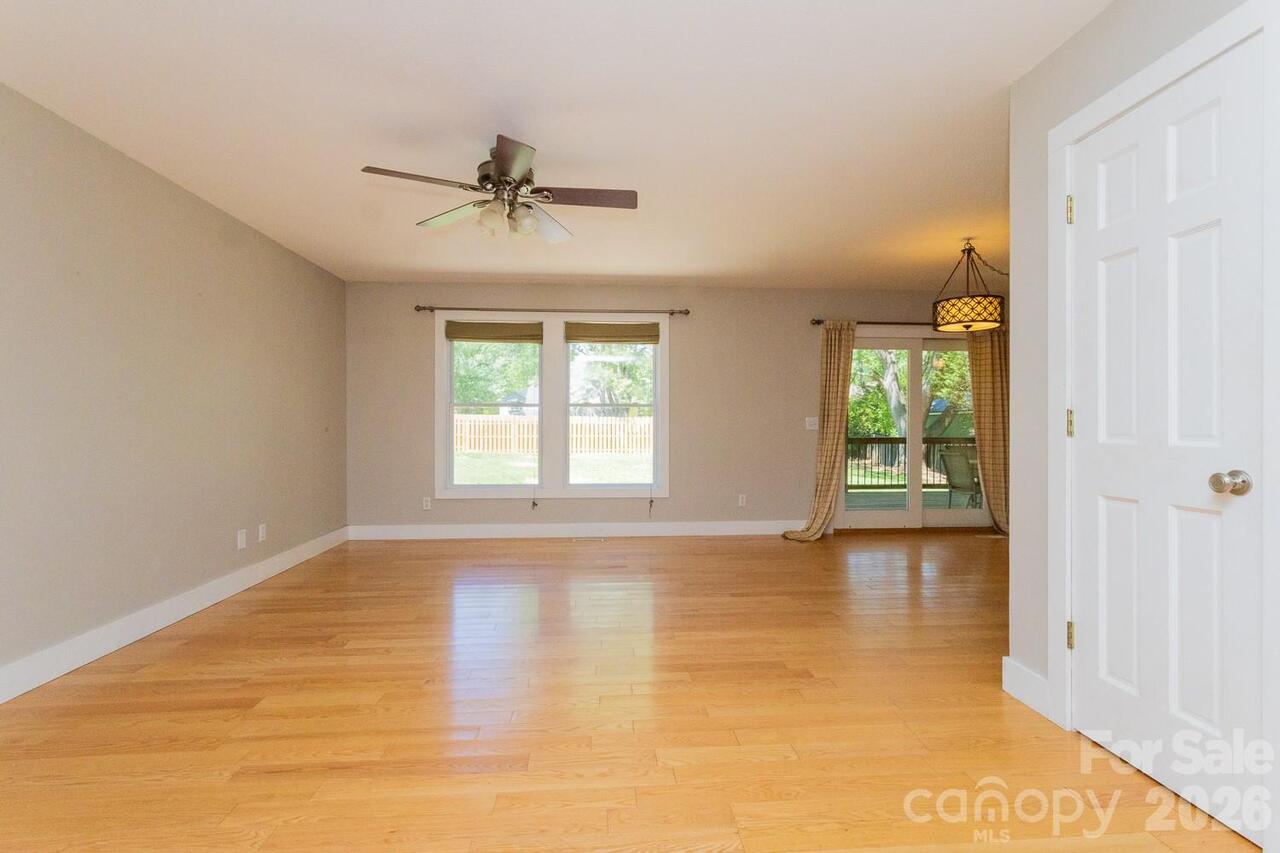 Listing Photo 14