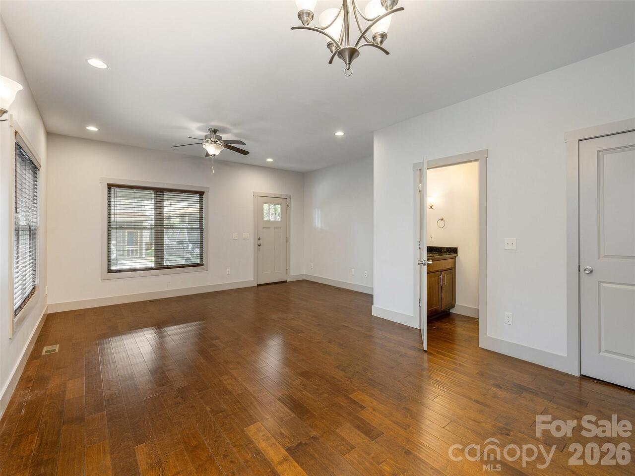 Listing Photo 11