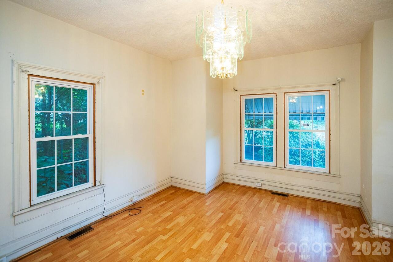 Listing Photo 11