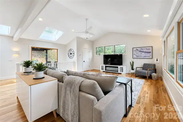 Listing Photo 11