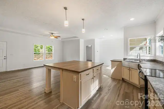 Listing Photo 12