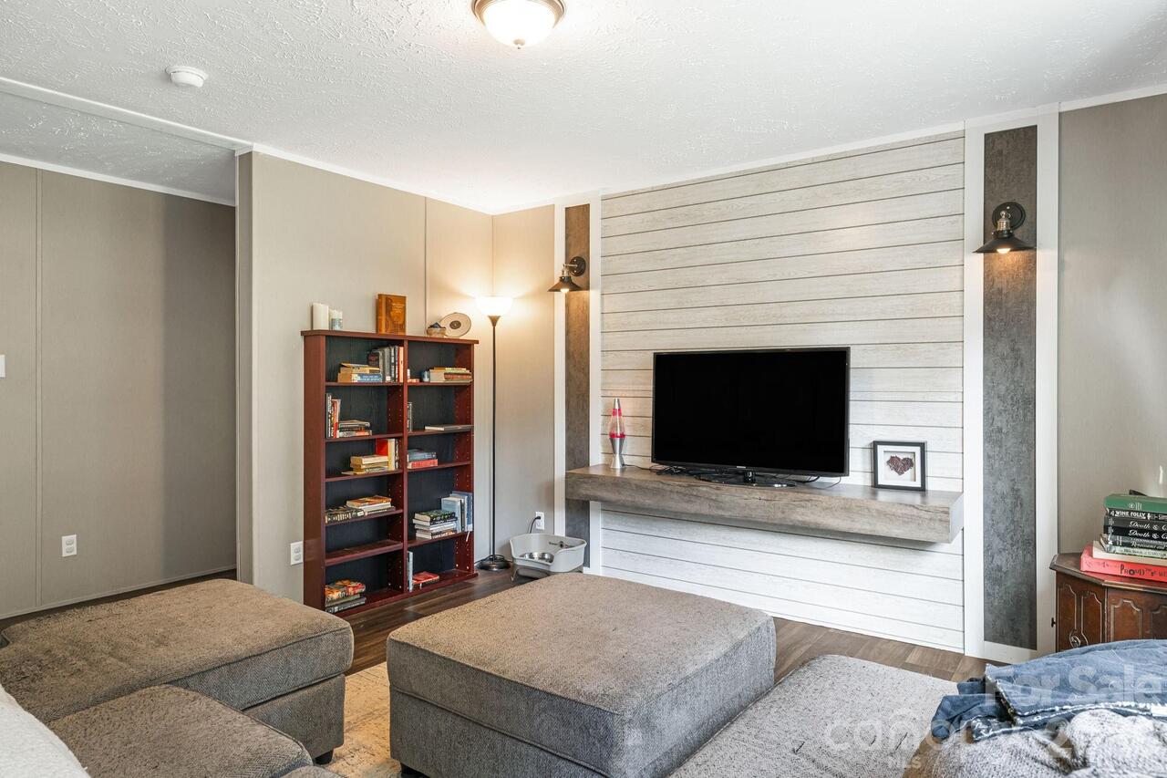 Listing Photo 11