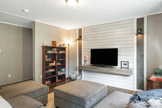 Listing Photo 11