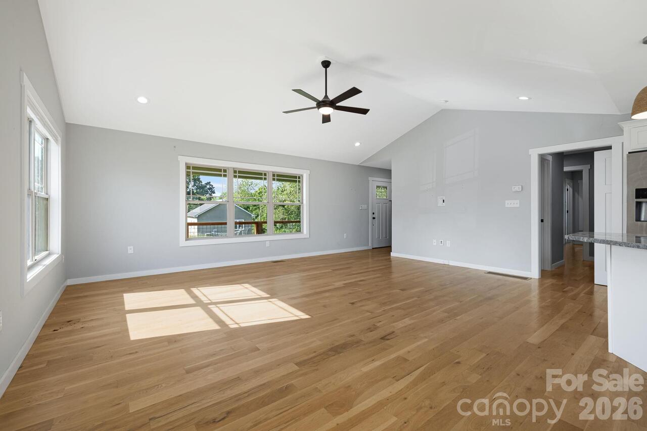 Listing Photo 11