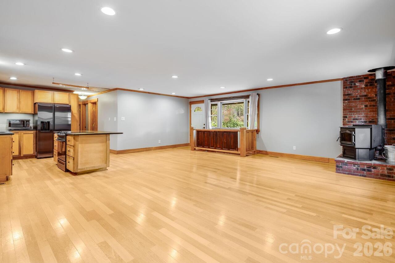 Listing Photo 12