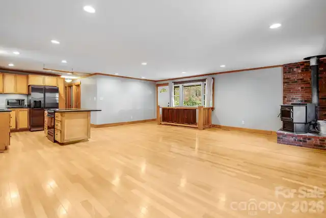 Listing Photo 12