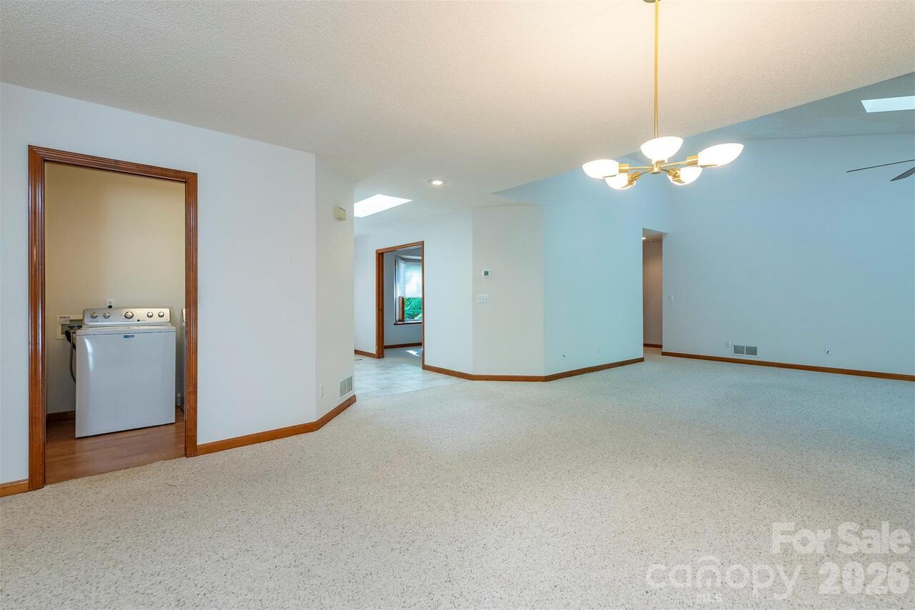 Listing Photo 11