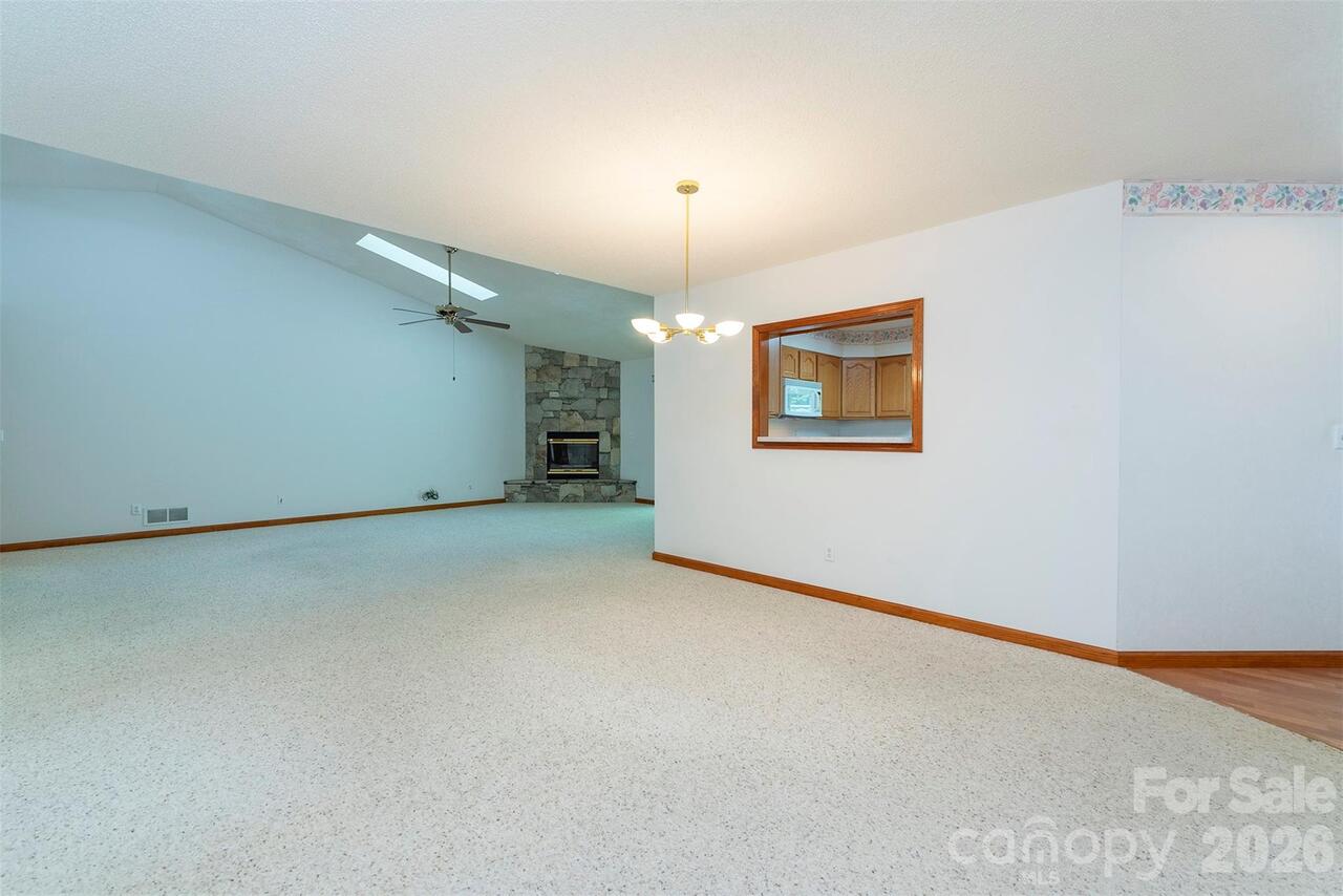 Listing Photo 12