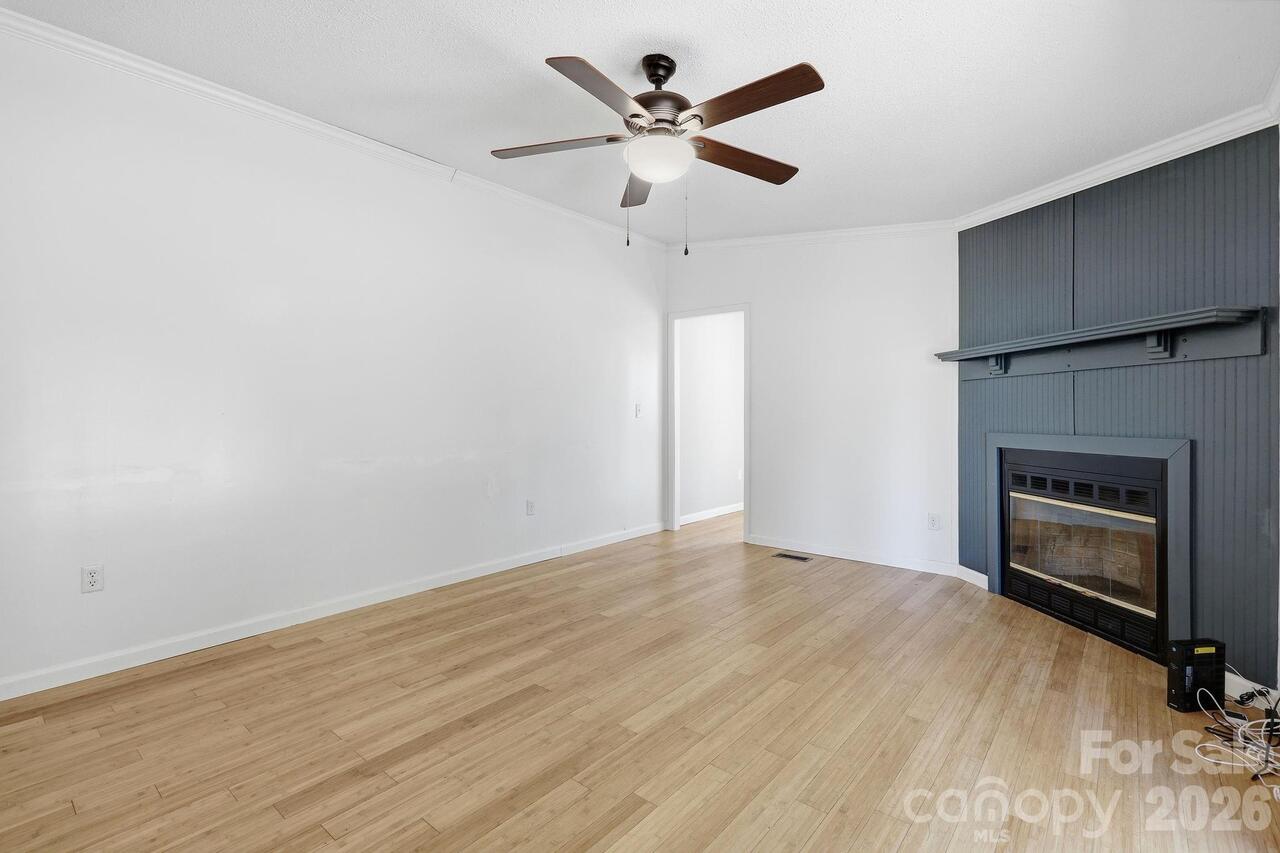 Listing Photo 11