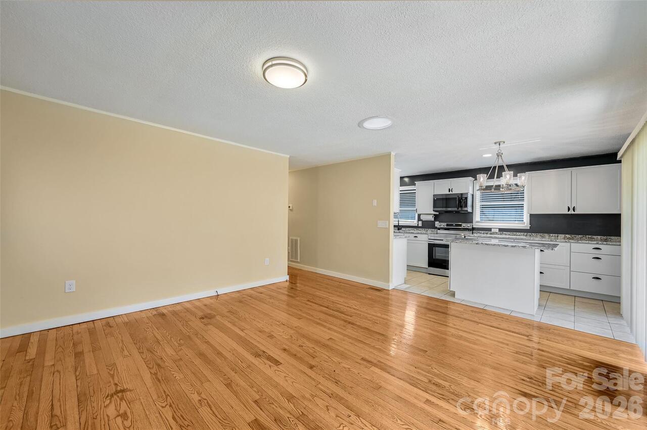 Listing Photo 12