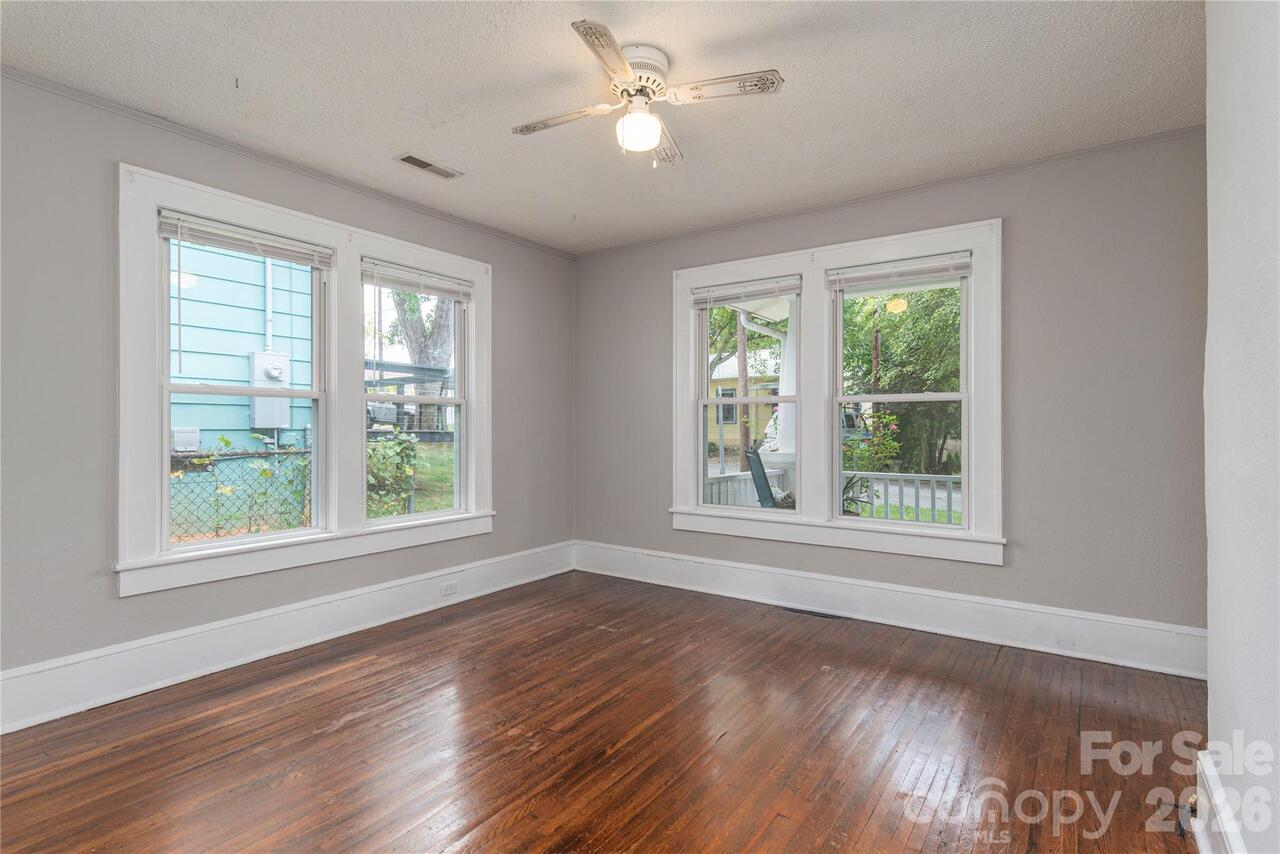 Listing Photo 11