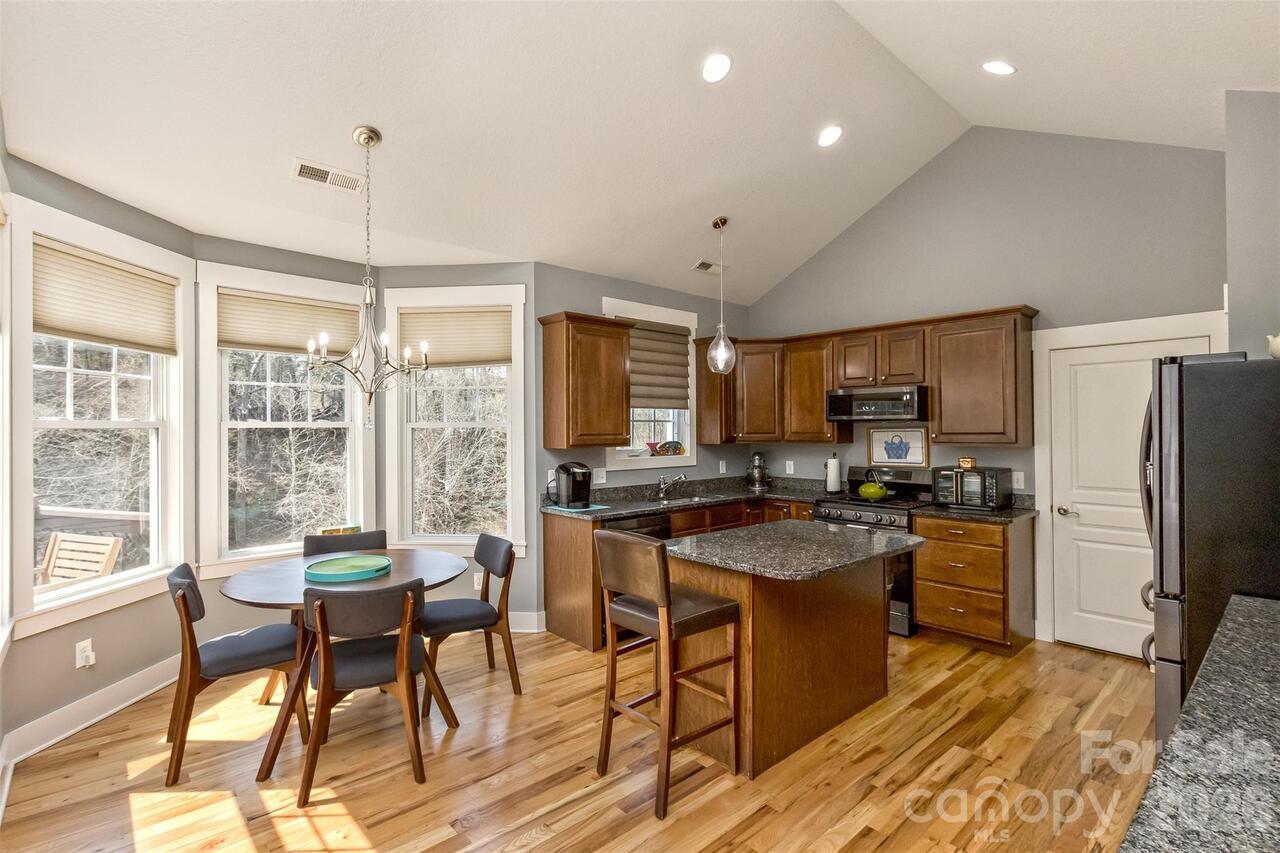 Listing Photo 12