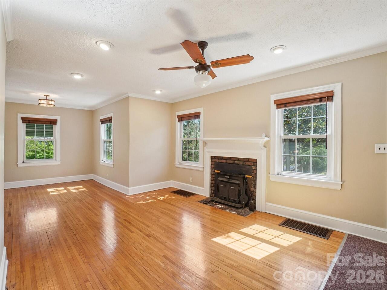 Listing Photo 8