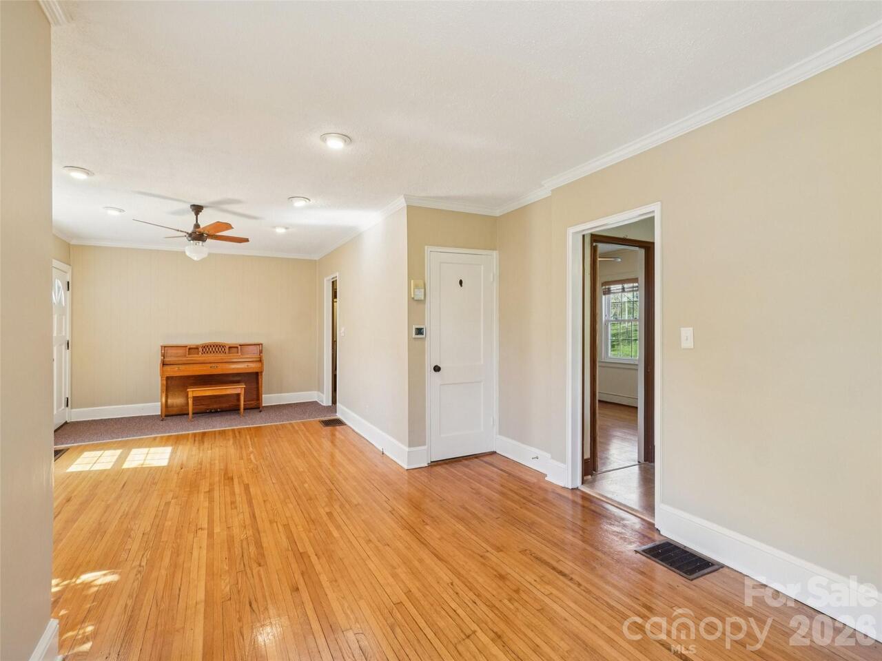 Listing Photo 11