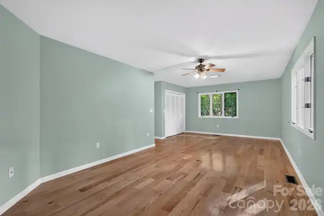 Listing Photo 12