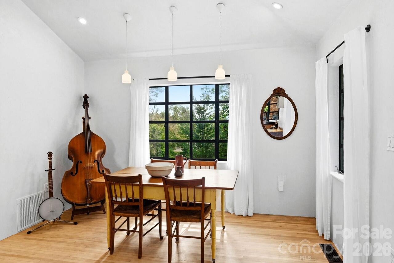 Listing Photo 12