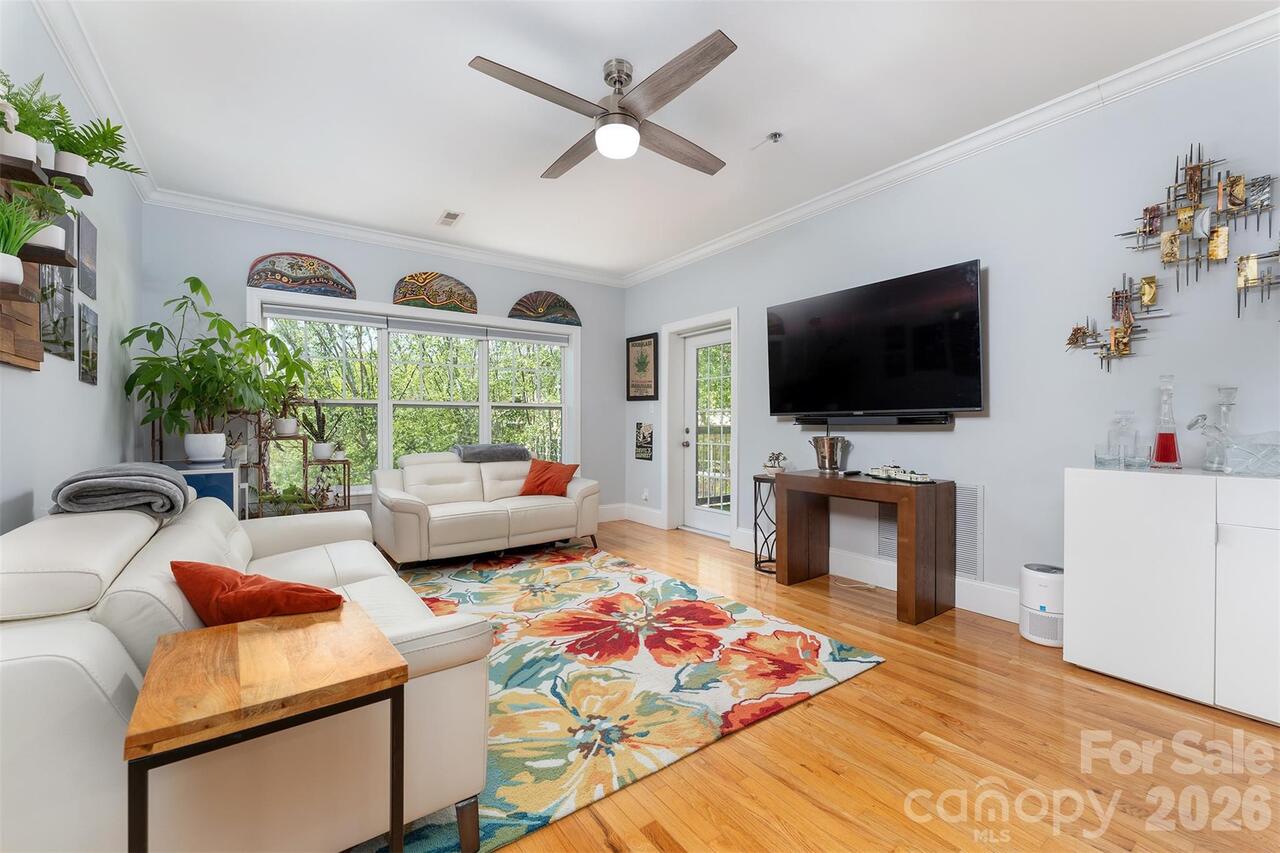Listing Photo 8