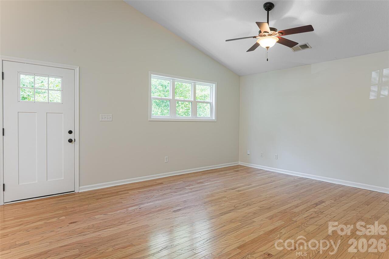 Listing Photo 11