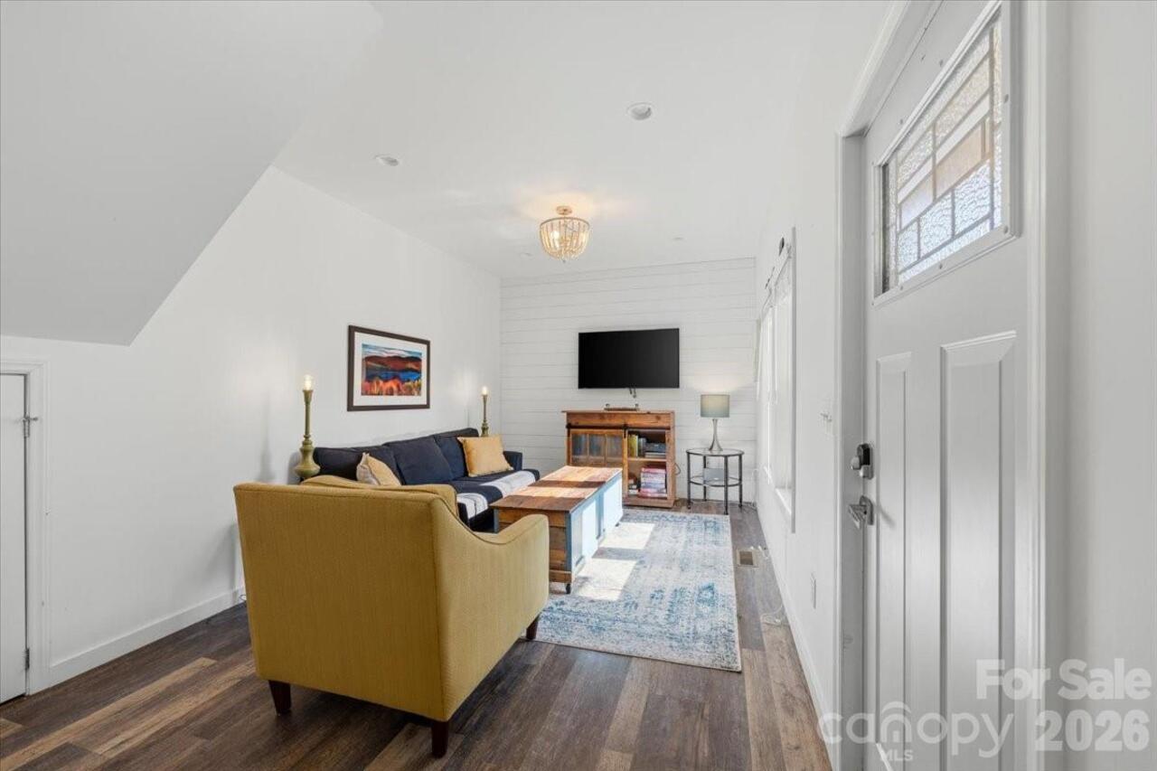 Listing Photo 12