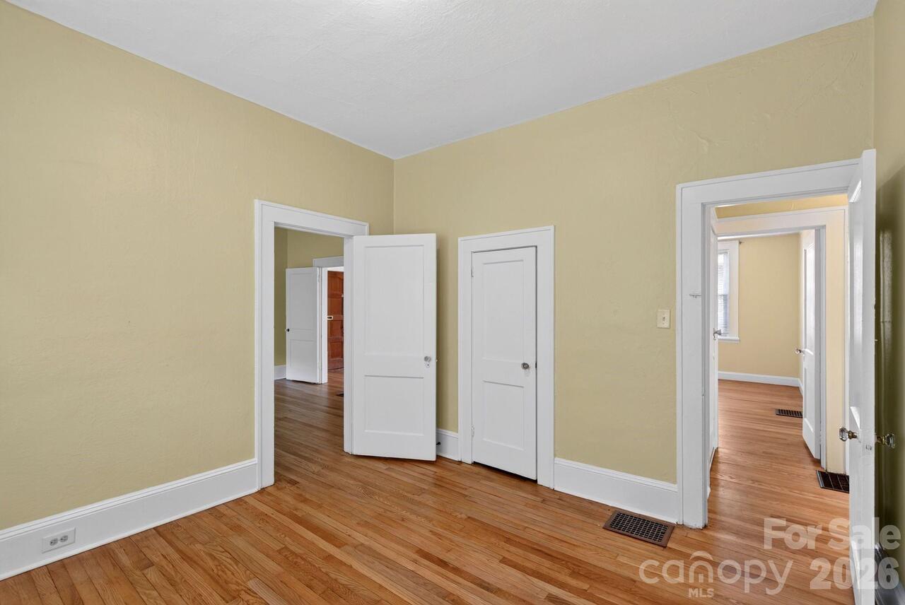 Listing Photo 12