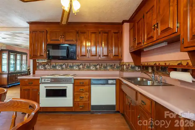Listing Photo 12