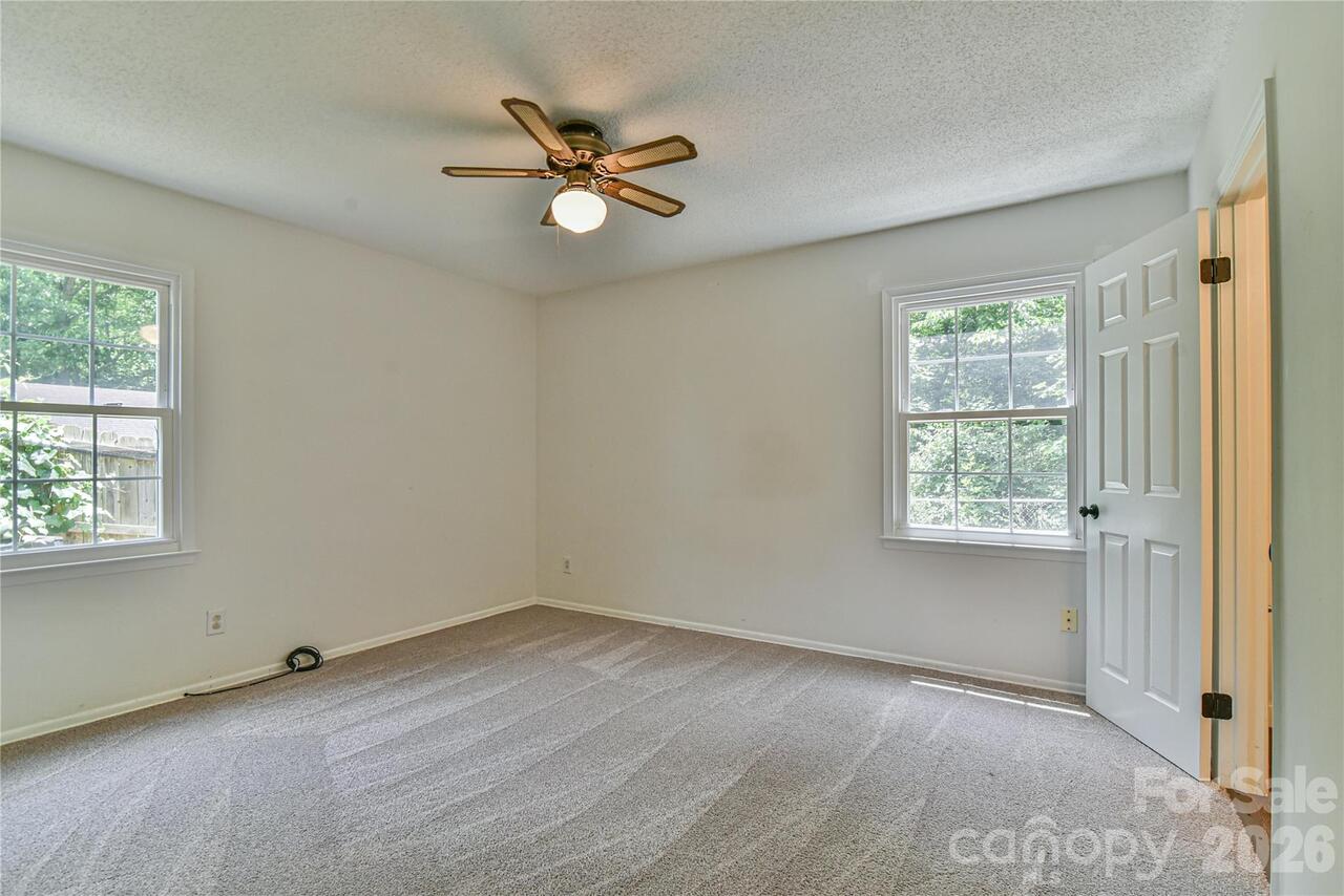 Listing Photo 12