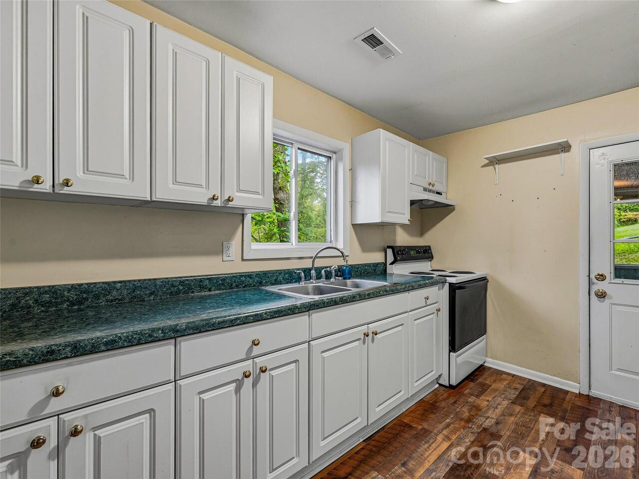 Listing Photo 10