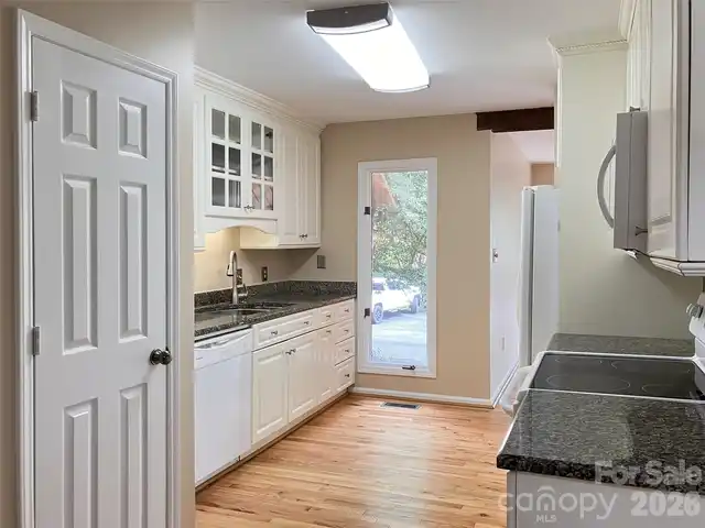 Listing Photo 12