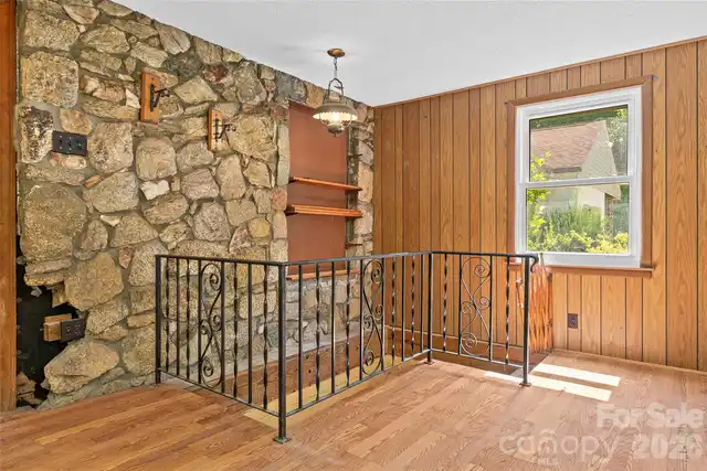 Listing Photo 11