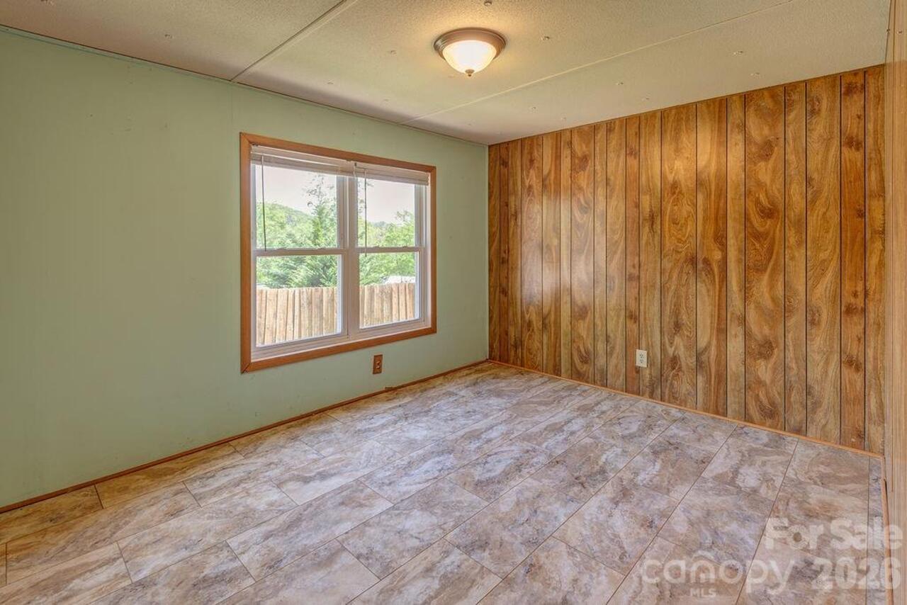 Listing Photo 12