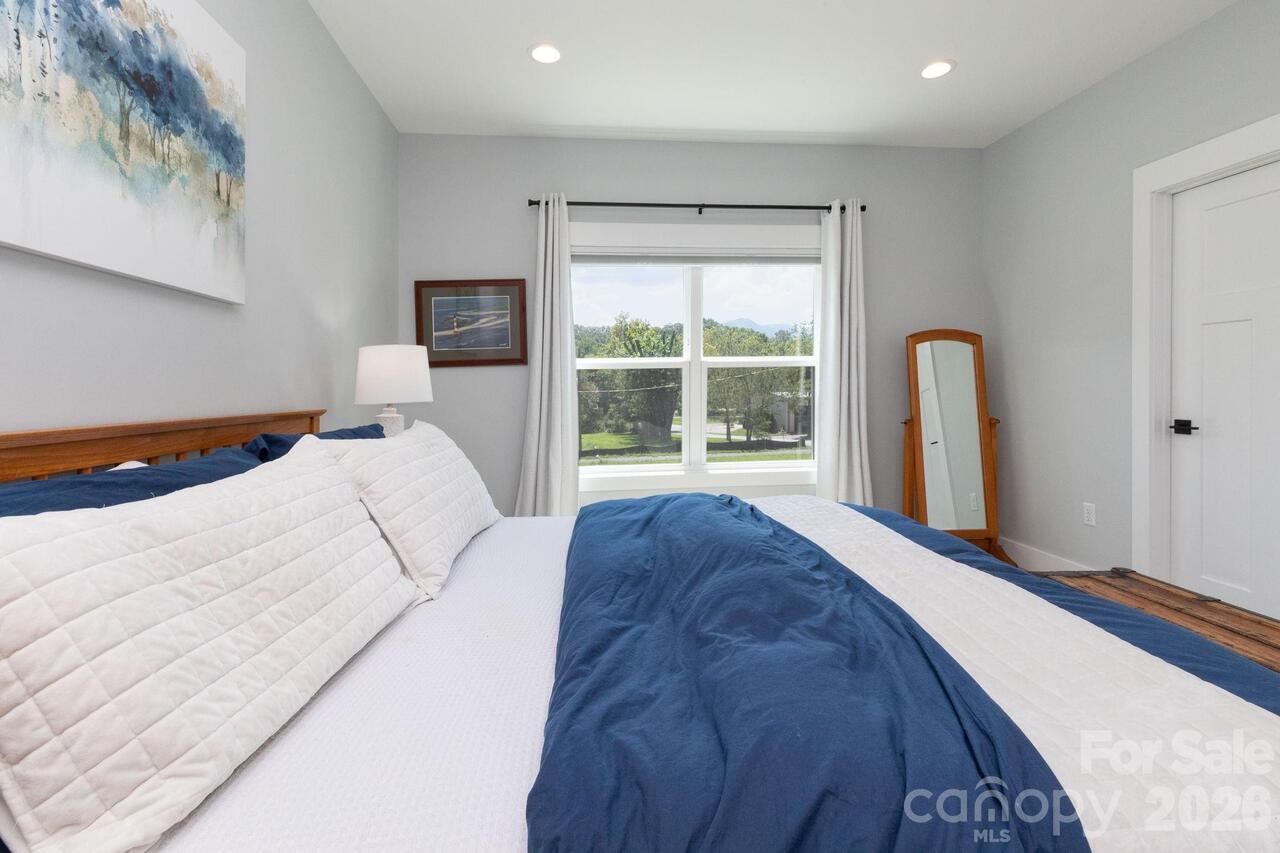 Listing Photo 12