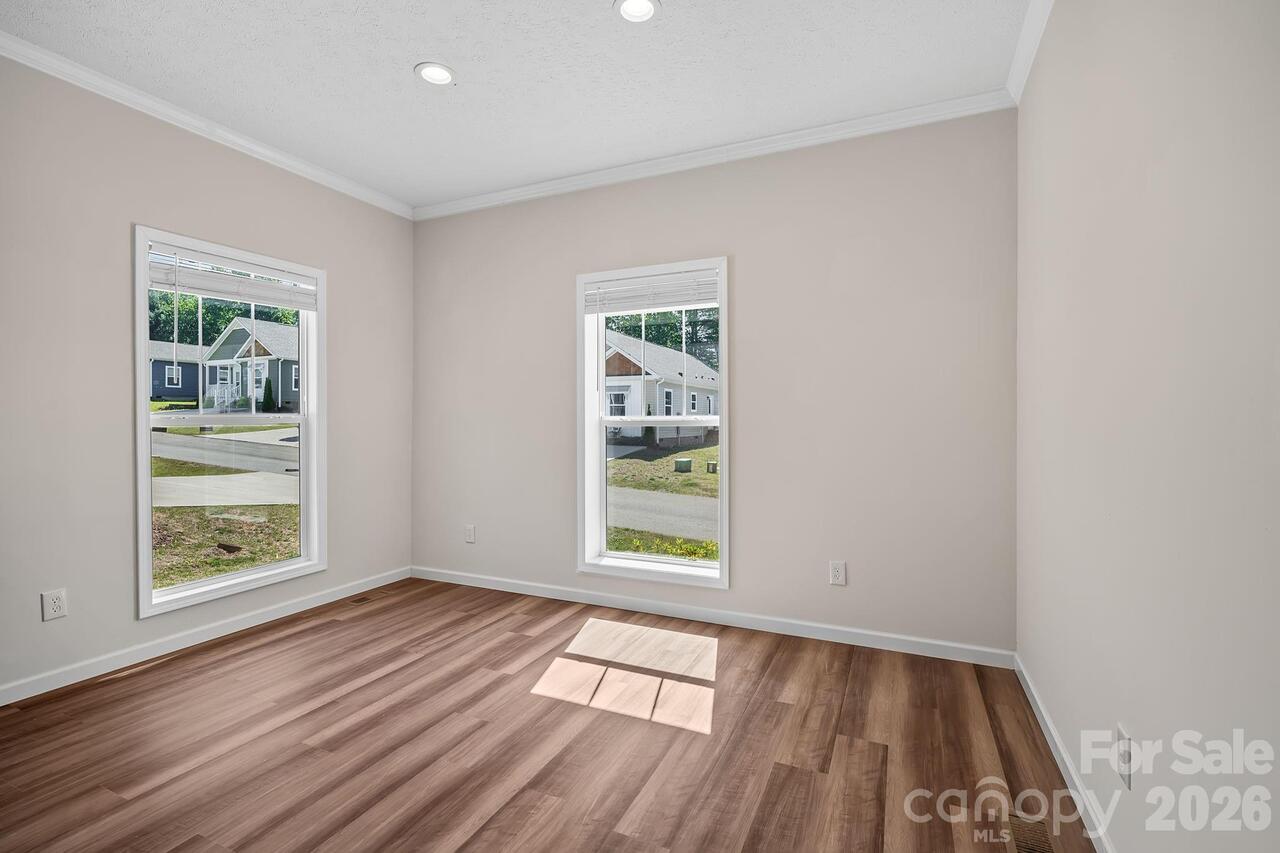 Listing Photo 12