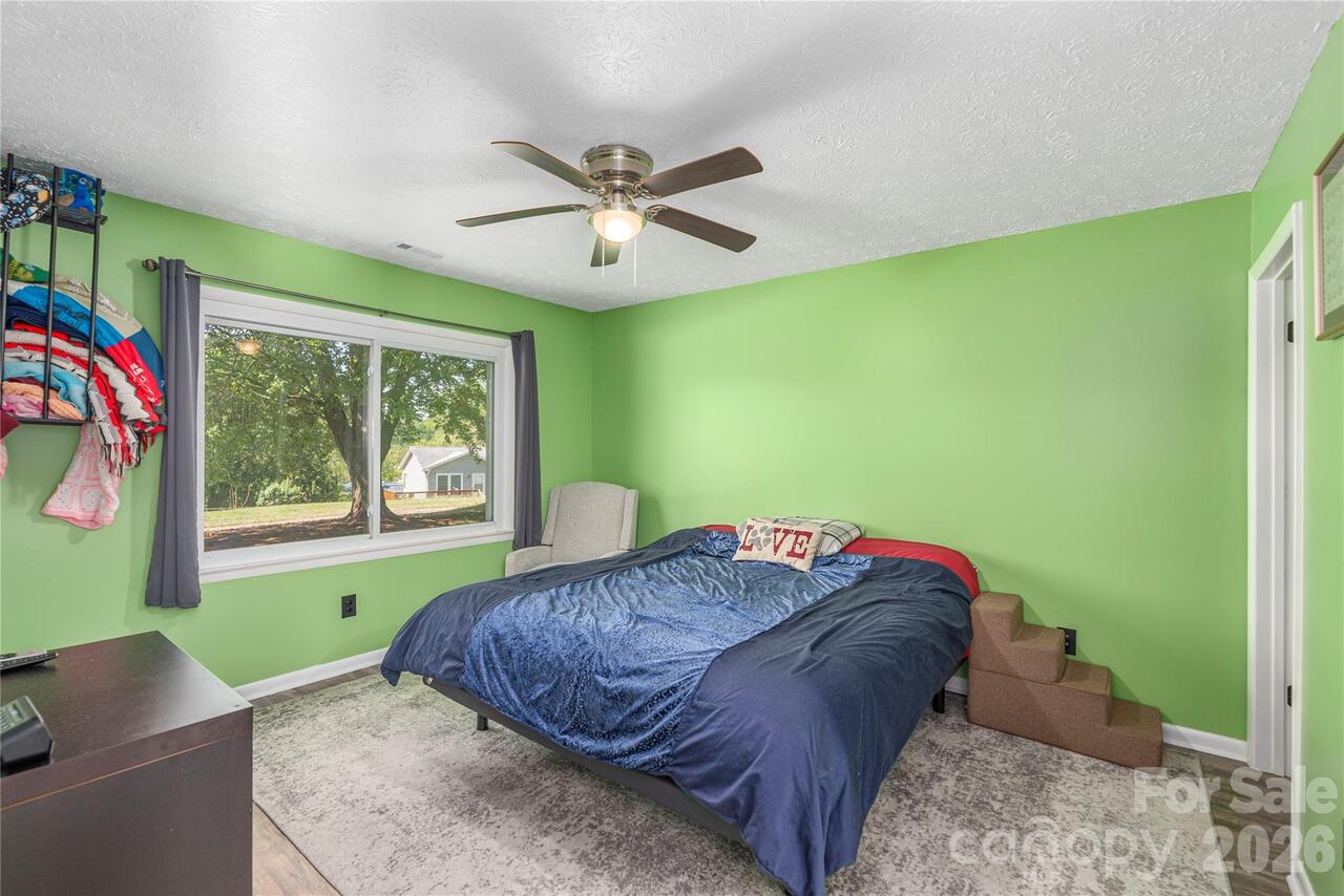 Listing Photo 12