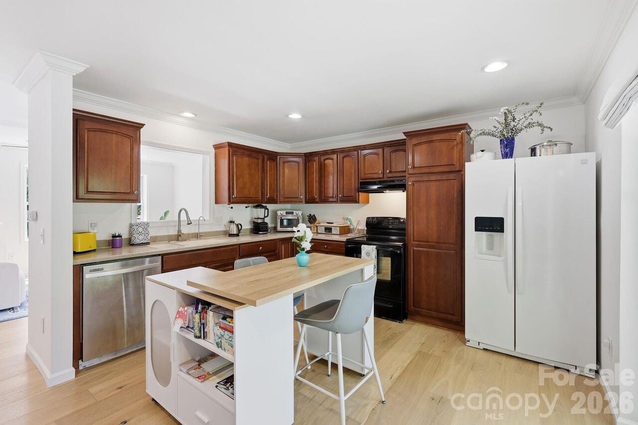 Listing Photo 10
