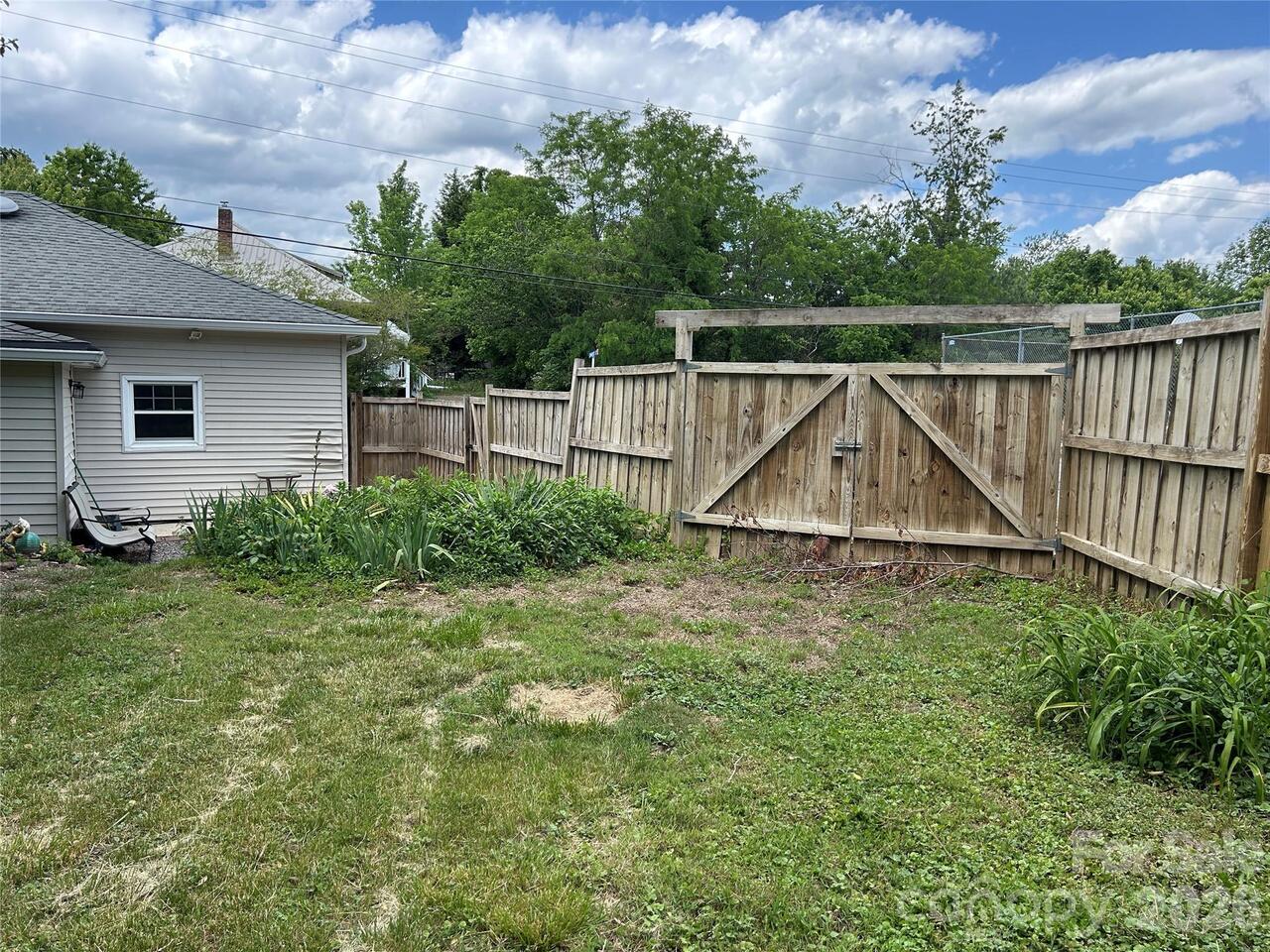 Listing Photo 12