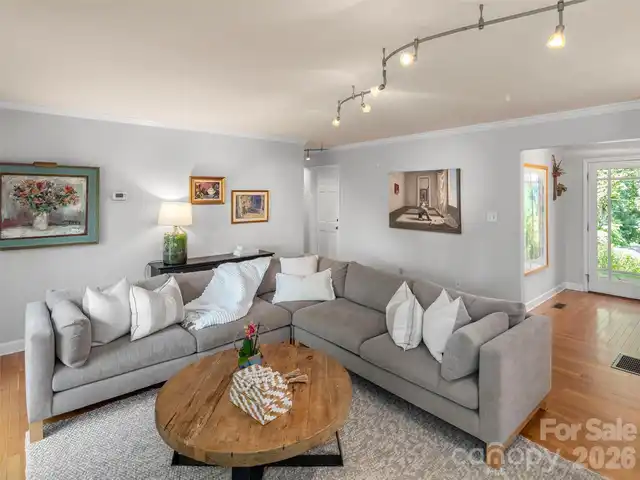 Listing Photo 10
