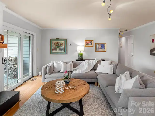 Listing Photo 11