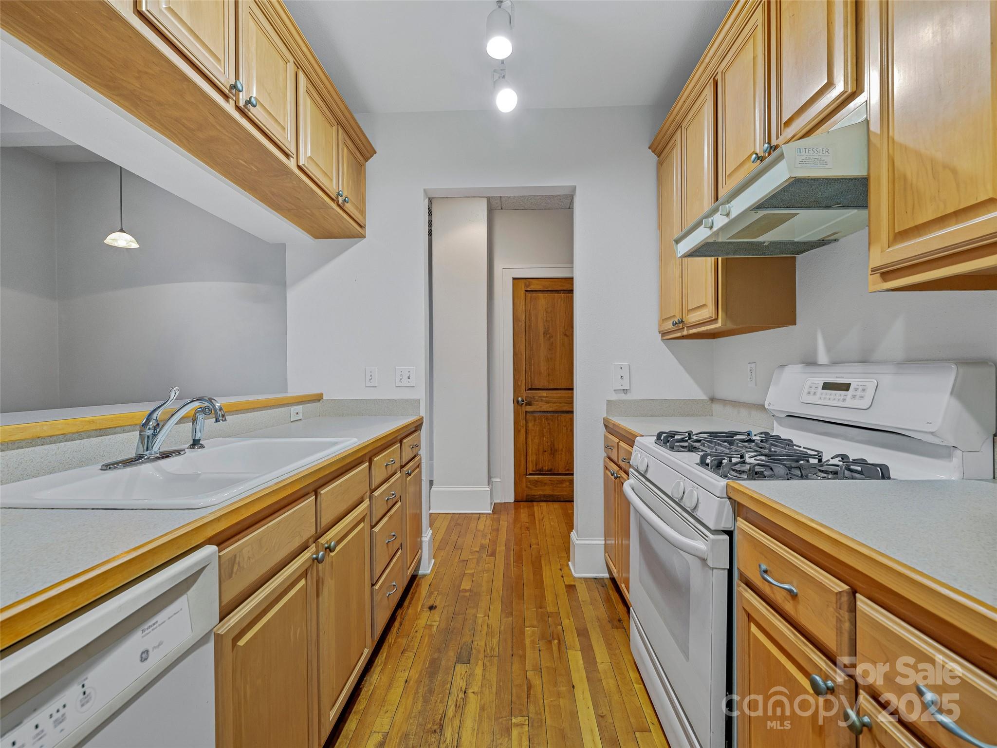 Listing Photo 11