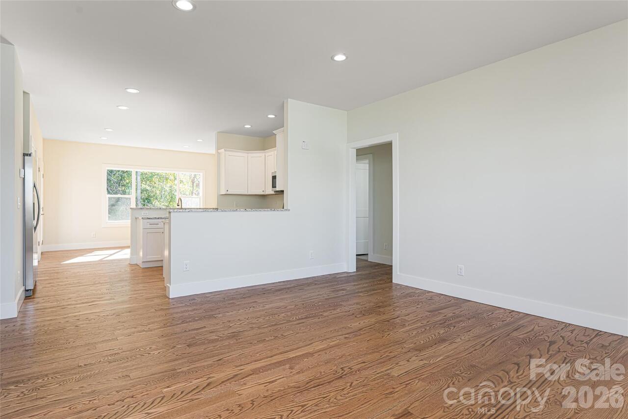 Listing Photo 12