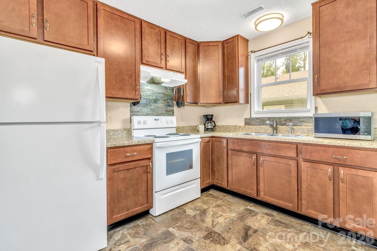 Listing Photo 12