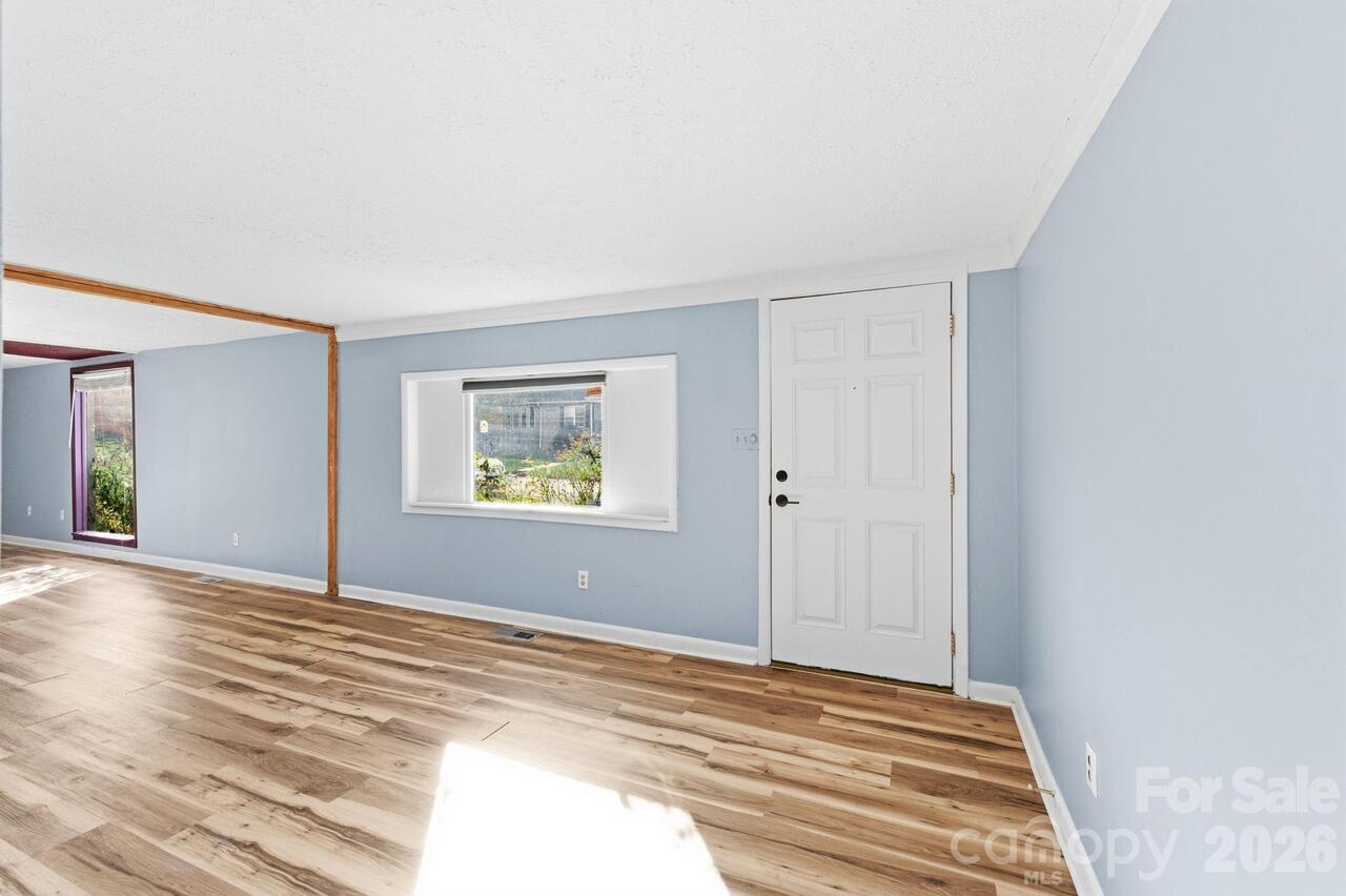 Listing Photo 11