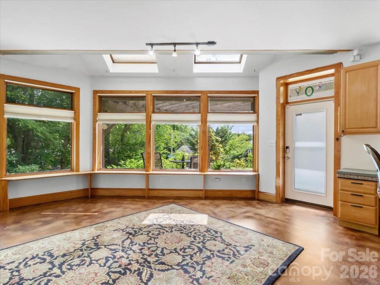 Listing Photo 10